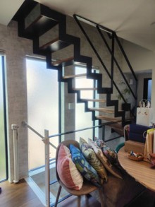 おしゃれな階段間仕切りで夏も冬も快適！目隠し効果でプライバシーと開放感を両立　目黒区W様邸